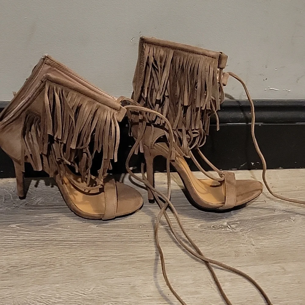 Heels - Picture 3 of 4